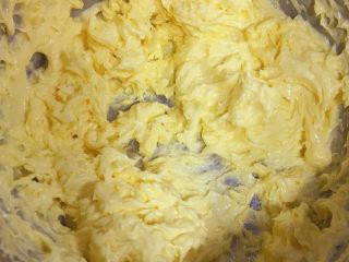 3、宝宝零食系列～芝麻酥饼干,将蛋黄分两次加入，第一个加入打匀后加入第二个继续打匀即可