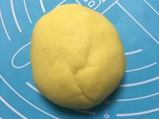 5、宝宝零食系列～芝麻酥饼干,揉捏至面粉与黄油融合成面粉团