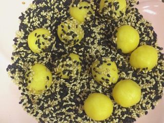 6、宝宝零食系列～芝麻酥饼干,称好一个5克的重量外面裹上芝麻再用手轻轻按压