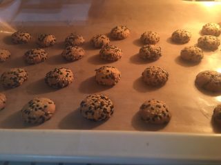 7、宝宝零食系列～芝麻酥饼干,弄好以后放入烤箱上下火165度烤18分钟，时间仅供参考，具体还要大家自己去量一下自己烤箱实际温度拿捏好哦