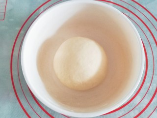 7、蔓越莓手撕小面包,揉光滑的面团放入容器中盖上保鲜膜发酵；