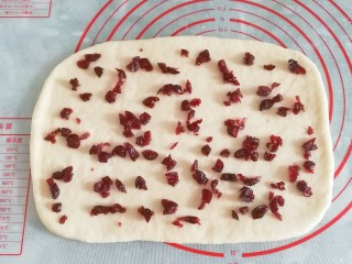 11、蔓越莓手撕小面包,先刷上一层融化的黄油（或玉米油），再撒上适量蔓越莓干；