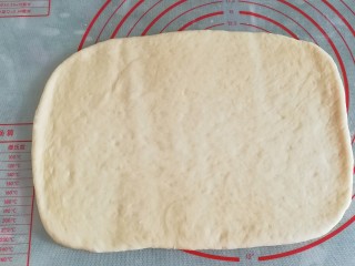 10、蔓越莓手撕小面包,再将面团擀成一个长方形的面皮；