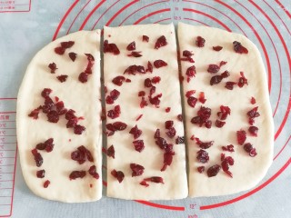 12、蔓越莓手撕小面包,用刀分成均匀的三份；