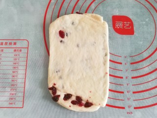 14、蔓越莓手撕小面包,然后纵向擀开；
