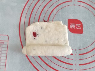 15、蔓越莓手撕小面包,再把它卷起来；