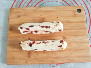 16、蔓越莓手撕小面包,用刀从中间对半切开；