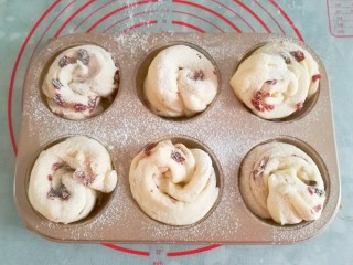 18、蔓越莓手撕小面包,成品，焦香美味的蔓越莓手撕小面包！