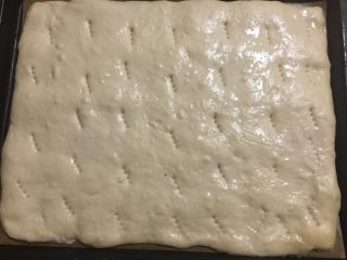 6、花生酱面包卷,发好后用叉子在上面扎一些孔。