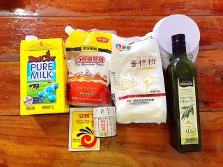 1、即方便又快捷~一次发酵双色绣球馒头,首先我们准备好所有材料！