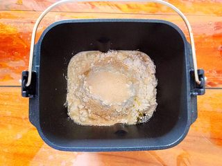 2、即方便又快捷~一次发酵双色绣球馒头,将除抹茶粉之外所有的材料放进面包桶，由于没有盐，所以不必担心酵母会失效！