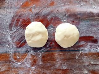 3、即方便又快捷~一次发酵双色绣球馒头,面团揉好之后平均分成两份！