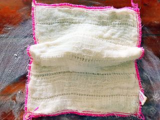 4、即方便又快捷~一次发酵双色绣球馒头,用湿布盖上其中一份！