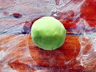 5、即方便又快捷~一次发酵双色绣球馒头,另外一份加入抹茶粉，揉均匀！