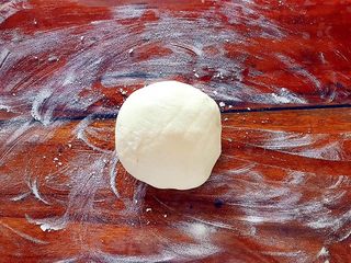 7、即方便又快捷~一次发酵双色绣球馒头,松弛好的白色面团稍微揉一下排气！