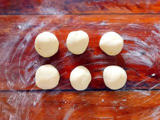 8、即方便又快捷~一次发酵双色绣球馒头,再平均分为六份！