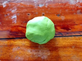 9、即方便又快捷~一次发酵双色绣球馒头,松弛好的绿色面团也稍微揉一下排气！