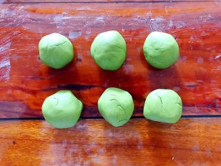 10、即方便又快捷~一次发酵双色绣球馒头,也是平均分为六份！