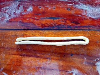 12、即方便又快捷~一次发酵双色绣球馒头,取其中一份白色面团，搓成长条，再对折！