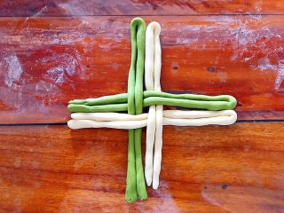 13、即方便又快捷~一次发酵双色绣球馒头,按照12.13的步骤，把其余面团全部搓成长条并且对折之后，如图所示，叠起来！