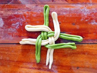 14、即方便又快捷~一次发酵双色绣球馒头,如图所示，逆时针绕着叠一圈！