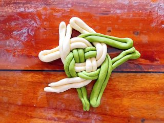 15、即方便又快捷~一次发酵双色绣球馒头,逆时针一圈绕好之后，再如图所示，顺时针绕一圈叠起来！