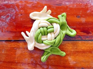 16、即方便又快捷~一次发酵双色绣球馒头,再如图所示，在交接处按一下！