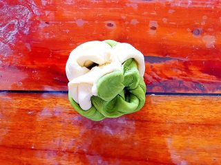 17、即方便又快捷~一次发酵双色绣球馒头,反过来，将所有多余的面捏起来，捏紧！