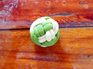 18、即方便又快捷~一次发酵双色绣球馒头,再反过来，稍微整一下形，让它圆一点！