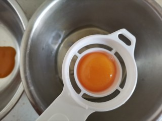 2、粗粮黑米蒸糕(少油少糖),准备两个干净无油无水的盆,分离蛋清和蛋黄,蛋白里不能掉入蛋黄,否则蛋白打不起来,分离好的蛋白放冰箱冷藏备用