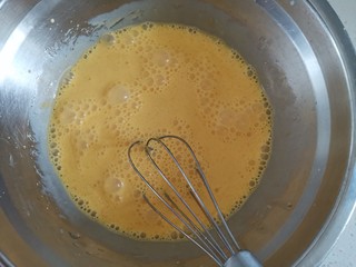 3、粗粮黑米蒸糕(少油少糖),然后把牛奶,玉米油都加入到蛋黄里搅拌均匀