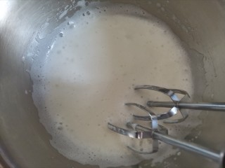 7、粗粮黑米蒸糕(少油少糖),打发至粗泡变的细腻时加入第二次白砂糖