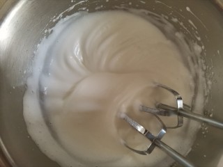 8、粗粮黑米蒸糕(少油少糖),继续打发至出现明显纹路时加入最后1/3的白砂糖