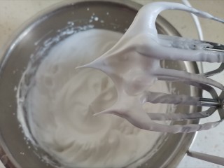 9、粗粮黑米蒸糕(少油少糖),打发至干性发泡,即提起打蛋器有直立的小尖角