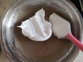 10、粗粮黑米蒸糕(少油少糖),取1/3的蛋白霜到黑米糊里翻拌均匀