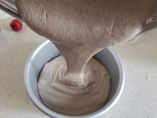 12、粗粮黑米蒸糕(少油少糖),倒入模具里,震几下震出气泡