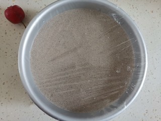 13、粗粮黑米蒸糕(少油少糖),包入保鲜膜,用牙签扎几个孔