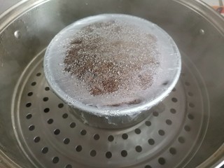 14、粗粮黑米蒸糕(少油少糖),放入蒸锅(提前烧开水)中火蒸40分钟,蒸好焖5分钟