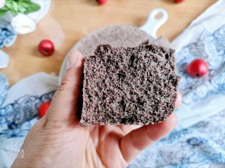 16、粗粮黑米蒸糕(少油少糖),内部组织气孔均匀,松软香甜,浓浓米香,超级好吃