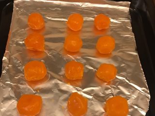 2、螺旋蛋黄酥,咸蛋黄放烤箱135度烤十分钟，取出喷点朗姆酒去除腥味（我在网上买的现成的蛋黄）