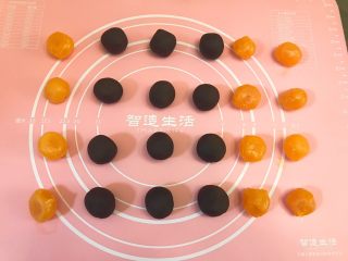 3、螺旋蛋黄酥,240克豆沙馅平均分12份