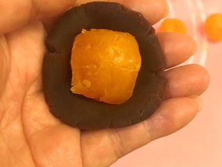 4、螺旋蛋黄酥,每个蛋黄用分好的豆沙包裹起来