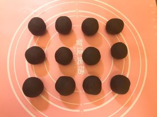 5、螺旋蛋黄酥,全部搓圆放冰箱里冷藏