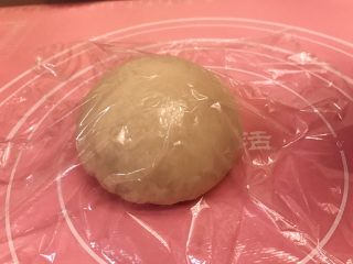 7、螺旋蛋黄酥,揉大概十分钟表面光滑，松弛几分钟继续揉搓大概20分钟，这时候制作油酥，猪油和面粉用筷子搅拌均匀，揉成面团，盖上保鲜膜松弛15分钟。