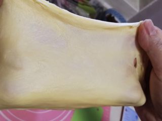 8、螺旋蛋黄酥,揉至有延展性，可以拉出薄膜（这个状态还不算完美）