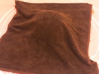 9、螺旋蛋黄酥,整形盖上保鲜膜，松弛30分钟就可以拉出完美的手套膜了（最好再加个湿布盖上）