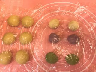 10、螺旋蛋黄酥,松弛好的油皮分先平均分六份，其中两份再平均分成四份；油酥平均分三份，一份加紫薯粉平均分两份，一份加菠菜粉同样分两份，一份不加粉的平均分四份。