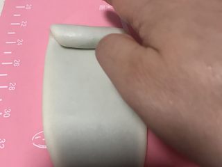 13、螺旋蛋黄酥,从上往下卷起来，用保鲜膜盖上松弛20分钟