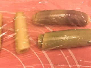 14、螺旋蛋黄酥,松弛好后继续上面的动作，擀开卷起再松弛20分钟。