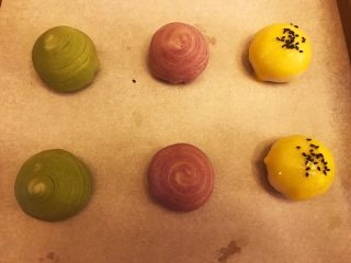 15、螺旋蛋黄酥,彩色的从中间切开分成两个，像擀饺子皮那样擀开包蛋黄馅，用虎口往上推收口整形。（要用锋利的刀子拉锯式的切），纯色部分不用分，每个剂子把两头往中间压扁，擀开包馅收口。（很抱歉这步没有拍照片）